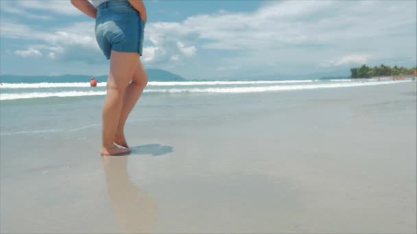 Na tropikalnej plaży zbliżenie kobiet nogi Europejskiej piękna brunetka, chodzenie wzdłuż plaży, Slow Motion. — Wideo stockowe
