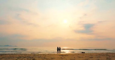 Genç Çift Güneşe Doğru Bakıyor, Gün Batımına Karşı, El Ele Tutuşuyor, Denize Git, Tropik Arka Planda Romantik Bir Konsept.