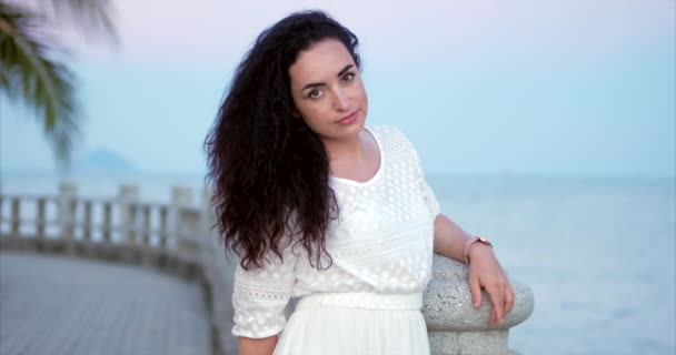 Maravillosa mujer caucásica mirando la cámara. Joven hermosa chica disfrutando de la naturaleza, mirando al océano, disfrutando de la calma de la naturaleza disfrutando de la vida . — Vídeos de Stock