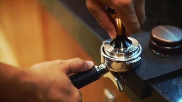 タンピングフレッシュグランドコーヒー。プロのバリスタ挽きコーヒーを作る. — ストック動画