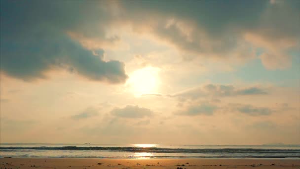 Nádherný západ slunce v tropech na pozadí oceánu. Koncepce příroda, dovolená, Relaxxe. — Stock video