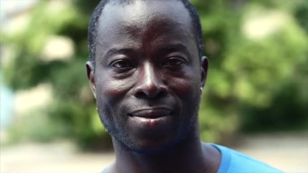 Negro afro-americano homem retrato rosto . — Vídeo de Stock