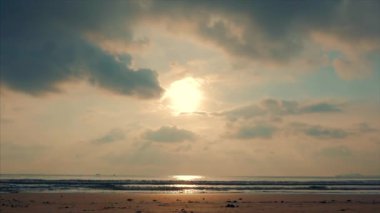 Okyanusun Arka Planında Tropics Güzel Gün Batımı. Konsept Doğa, Tatil, Relaxe.