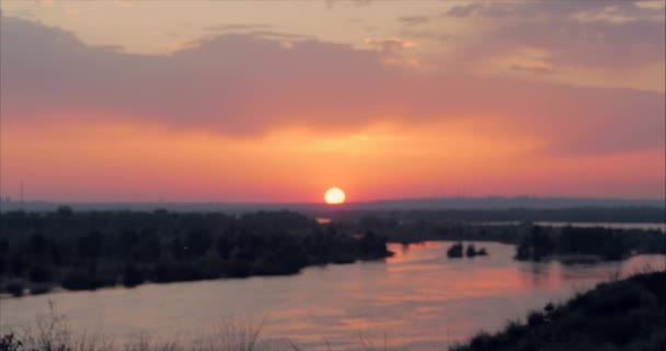 Nádherný západ slunce v tropech na pozadí řeky. Koncept příroda, dovolená, Relaxxe. Měkké zaměření. — Stock video