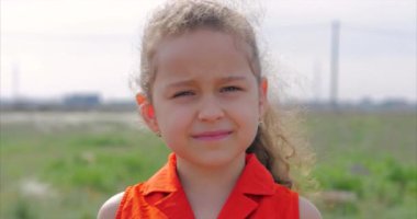 Close Up Portre Sevimli Mutlu Kafkas Küçük Kız Kamera Bakıyor Gülümseyen, Sıcak Yaz Tatili Güneşli gün zevk.