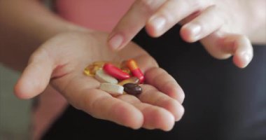 Kadın Eller yakın çekim, Birisi Eline Reçeteli Afyon Pills bir demet döker. Sağlık Kavramı, İlaçlar, Kontrasepsiyon.