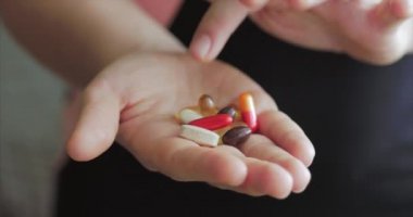 Kadın Eller yakın çekim, Birisi Eline Reçeteli Afyon Pills bir demet döker. Sağlık Kavramı, İlaçlar, Kontrasepsiyon.