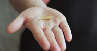 Kadın Eller yakın çekim, Birisi Eline Reçeteli Afyon Pills bir demet döker. Sağlık Kavramı, İlaçlar, Kontrasepsiyon.