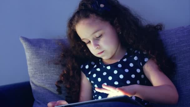 Lindo niño entreteniendo con la tableta. Niña pasa tiempo libre jugando juego móvil en el y aplasta la pantalla brillante con su mano. Concepto de: Comida Infantil Feliz, Tecnología, Juego Infantil — Vídeos de Stock