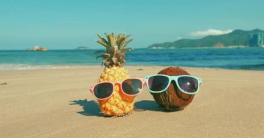 Tropikal Egzotik Coast boyunca Sıcak Yaz Güneşi Altında Güneş Gözlüğü Meyve Bir Tropikal Plaj Close-Up, Okyanus Background.Concept Topikal Yaz Tatil Güneş Gözlüğü Ananas ve Hindistan Cevizi