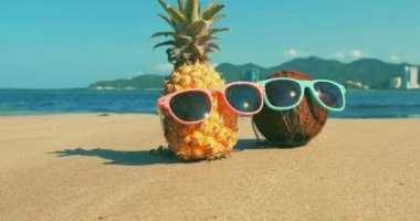 Tropikal Egzotik Coast boyunca Sıcak Yaz Güneşi Altında Güneş Gözlüğü Meyve Bir Tropikal Plaj Close-Up, Okyanus Background.Concept Topikal Yaz Tatil Güneş Gözlüğü Ananas ve Hindistan Cevizi