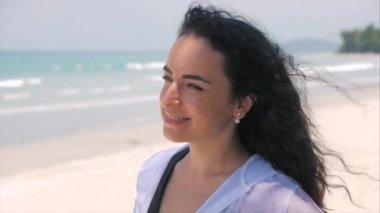 Bir Tropik Plajda Avrupa Güzel Sevimli Esmer Genç Kadın veya Neşeli Kız Kamera Bakıyor Yakın Çekim Portresi, Rüzgar Rüzgar Üfleme , Yavaş Hareket.