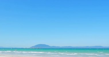 Deniz su yüzeyi, deniz su doku, Doğa, resort, deniz tatil tam hd video arka plan. Deniz, deniz manzarası, okyanus, Doğa arka plan. Pastoral deniz manzarası: temiz su, dalgalar, mavi gökyüzü, ufuk.
