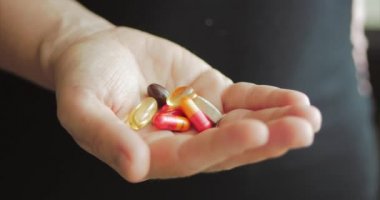 Kadın Eller yakın çekim, Birisi Eline Reçeteli Afyon Pills bir demet döker. Sağlık Kavramı, İlaçlar, Kontrasepsiyon.