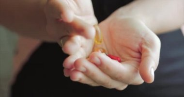 Kadın Eller yakın çekim, Birisi Eline Reçeteli Afyon Pills bir demet döker. Sağlık Kavramı, İlaçlar, Kontrasepsiyon.