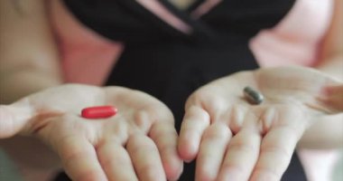 Kadın Eller yakın çekim, Birisi Eline Reçeteli Afyon Pills bir demet döker. Sağlık Kavramı, İlaçlar, Kontrasepsiyon.