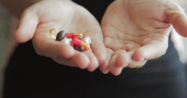 Kadın Eller yakın çekim, Birisi Eline Reçeteli Afyon Pills bir demet döker. Sağlık Kavramı, İlaçlar, Kontrasepsiyon.
