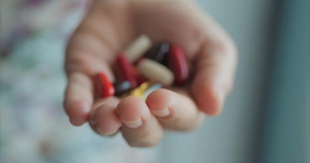 Крупним планом жіночі руки, хтось накладає групу рецептурних таблеток опіату в руку. Концепція здоров'я, наркотики, контрацепція . — стокове відео