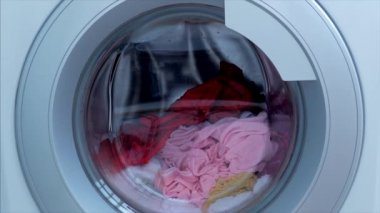 Kadın eli çamaşır makinesinin kapısını kapatır ve çamaşır makinesini açar. Silindir Döndürme Makinesi. Çamaşır Makinesi yükleniyor. Çamaşır Makinesi, Endüstri Çamaşır Servisi.