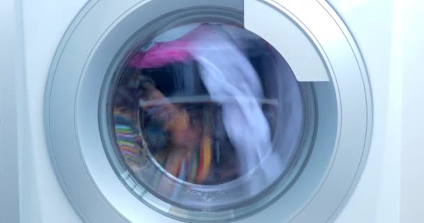 폐쇄형 산업용 세탁기는 유색의 옷과 흰색 린네, 흰 줄무늬 옷을 씻어 낸다. 실린더 스핀 머신. 개념 세탁 기계, 산업 세탁소. — 비디오