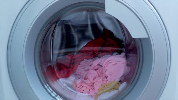 Womans Hand cierra la puerta de la lavadora y enciende la lavadora. Cilindro Spinning Machine. Carga Lavadora. Concepto Lavanderia Lavadora, Servicio de Lavandería Industrial . — Vídeo de stock