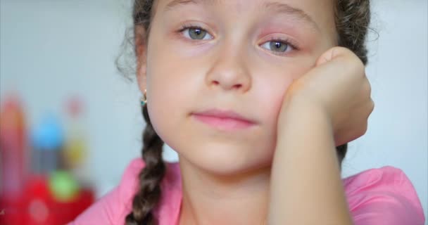 Portret van kleine schattig meisje op zoek naar de camera. — Stockvideo