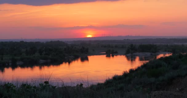 Prachtige zonsondergang in de tropen op de achtergrond van de rivier. Concept natuur, vakantie, relaxe. Zachte focus. — Stockvideo