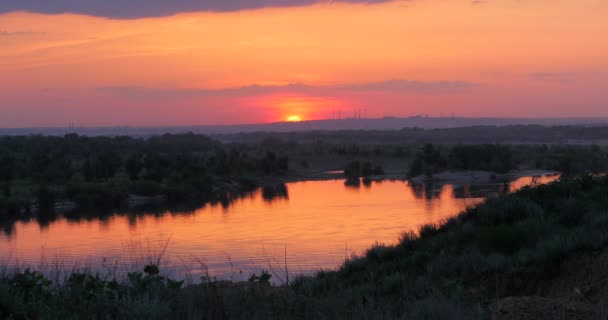 Piękny zachód słońca w tropiki na tle rzeki. Koncepcja natura, wakacje, Relaxe. Miękka ostrość. — Wideo stockowe