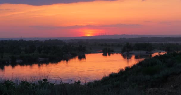 Prachtige zonsondergang in de tropen op de achtergrond van de rivier. Concept natuur, vakantie, relaxe. Zachte focus. — Stockvideo