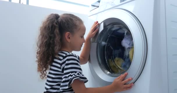 Lindo niño mira dentro de la lavadora. Cilindro Spinning Machine. Concepto Lavanderia Lavadora, Servicio de Lavandería Industrial . — Vídeo de stock