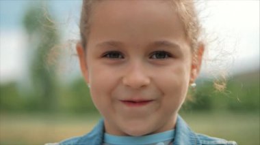 Close Up Portre Sevimli Mutlu Kafkas Küçük Kız Kamera Bakıyor Gülümseyen, Sıcak Yaz Tatili Güneşli gün zevk.
