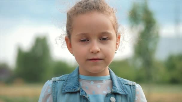 Närbild porträtt söt lycklig kaukasiska liten flicka leende titta på kameran, njuter varm sommarsemester solig dag. — Stockvideo