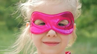 Süper kahraman kostüm güzel Llittle kız, Hero maskesi portre çocuk yakın.