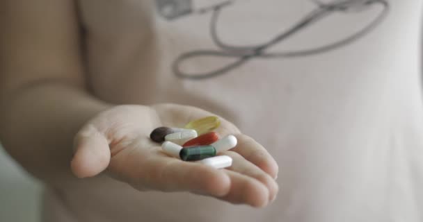 Närbild av kvinnliga händer, häller någon en massa receptbelagda opiat piller i handen. Begreppet hälsa, droger, preventivmedel. — Stockvideo