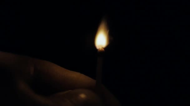 Πυρκαγιά ενός ξύλινου αγώνα σε απόλυτο σκοτάδι, εξαφανίζεται από τη φλόγα σε ένα μαύρο φόντο, φωτισμό και καύση μέχρι το τέλος και τέλος. Ο αγώνας ανάβει, καίει και βγαίνει. — Αρχείο Βίντεο