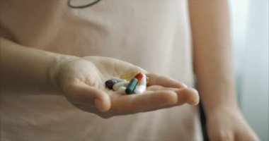 Kadın Eller yakın çekim, Birisi Eline Reçeteli Afyon Pills bir demet döker. Sağlık Kavramı, İlaçlar, Kontrasepsiyon.