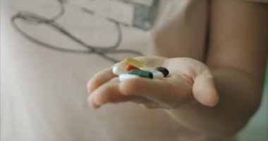 Kadın Eller yakın çekim, Birisi Eline Reçeteli Afyon Pills bir demet döker. Sağlık Kavramı, İlaçlar, Kontrasepsiyon.