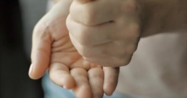 Kadın Eller yakın çekim, Birisi Eline Reçeteli Afyon Pills bir demet döker. Sağlık Kavramı, İlaçlar, Kontrasepsiyon.