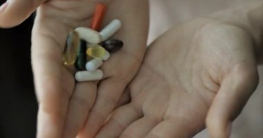 Kadın Eller yakın çekim, Birisi Eline Reçeteli Afyon Pills bir demet döker. Sağlık Kavramı, İlaçlar, Kontrasepsiyon.