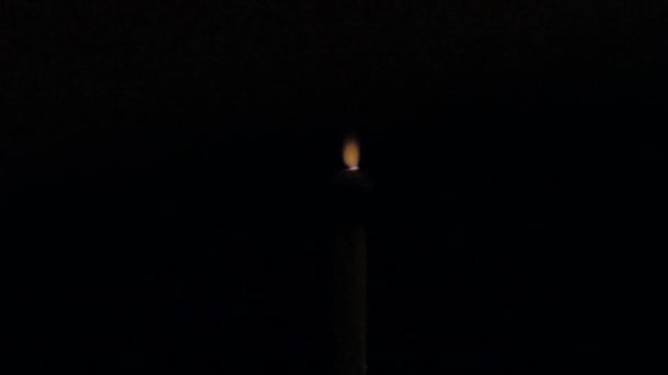 Fire of a Wooden Match in Complete Darkness, Disappears from the Flame on a Black Background, Lighting and Burning Until the End et enfin. Le match s'allume, brûle et s'éteint. Focus doux .