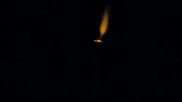 Fire of a Wooden Match in Complete Darkness, Disappears from the Flame on a Black Background, Lighting and Burning Until the End et enfin. Le match s'allume, brûle et s'éteint. Focus doux .