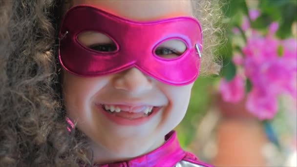 Vackra llittle Girl i superhjälte kostym, närbild porträtt barn i mask av hjälten. — Stockvideo