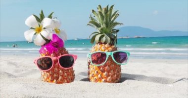 Tropikal Egzotik Sahil boyunca Sıcak Yaz Güneşi Altında Bir Tropikal Plaj Close-Up kum tropikal meyve ayakta. Konsept Yaz Arka Planı.