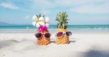 Tropikal Egzotik Sahil boyunca Sıcak Yaz Güneşi Altında Bir Tropikal Plaj Close-Up kum tropikal meyve ayakta. Konsept Yaz Arka Planı.