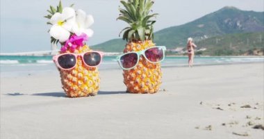 Tropikal Egzotik Sahil boyunca Sıcak Yaz Güneşi Altında Bir Tropikal Plaj Close-Up kum tropikal meyve ayakta. Konsept Yaz Arka Planı.