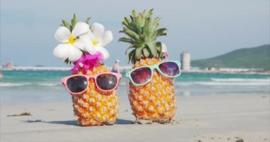 Tropikal Egzotik Sahil boyunca Sıcak Yaz Güneşi Altında Bir Tropikal Plaj Close-Up kum tropikal meyve ayakta. Konsept Yaz Arka Planı.