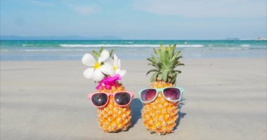 Tropikal Egzotik Sahil boyunca Sıcak Yaz Güneşi Altında Bir Tropikal Plaj Close-Up kum tropikal meyve ayakta. Konsept Yaz Arka Planı.