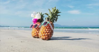 Tropikal Egzotik Sahil boyunca Sıcak Yaz Güneşi Altında Bir Tropikal Plaj Close-Up kum tropikal meyve ayakta. Konsept Yaz Arka Planı.