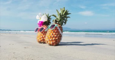 Tropikal Egzotik Sahil boyunca Sıcak Yaz Güneşi Altında Bir Tropikal Plaj Close-Up kum tropikal meyve ayakta. Konsept Yaz Arka Planı.