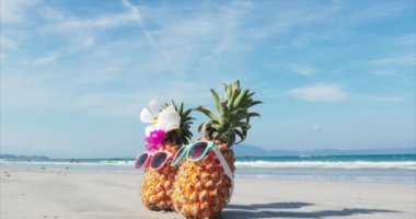 Tropikal Egzotik Sahil boyunca Sıcak Yaz Güneşi Altında Bir Tropikal Plaj Close-Up kum tropikal meyve ayakta. Konsept Yaz Arka Planı.